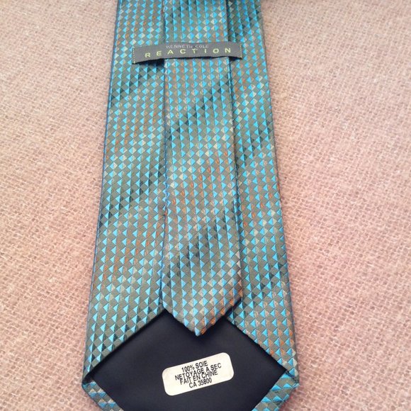 Kenneth Cole Reaction Silk Tie - Picture 7 of 7